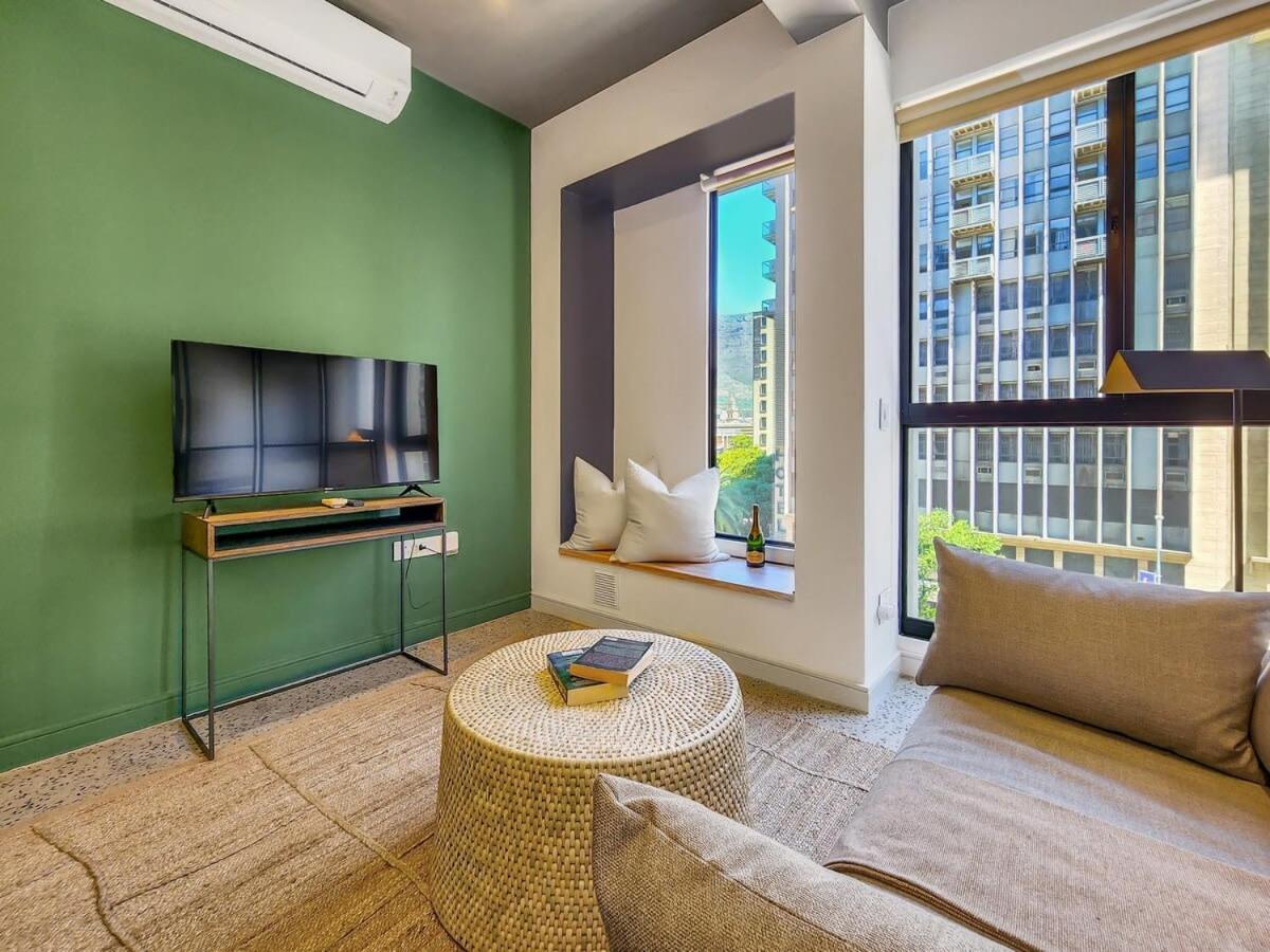 Sunny, 3rd Floor, Spacious, Fast Wifi-pool Apartment *